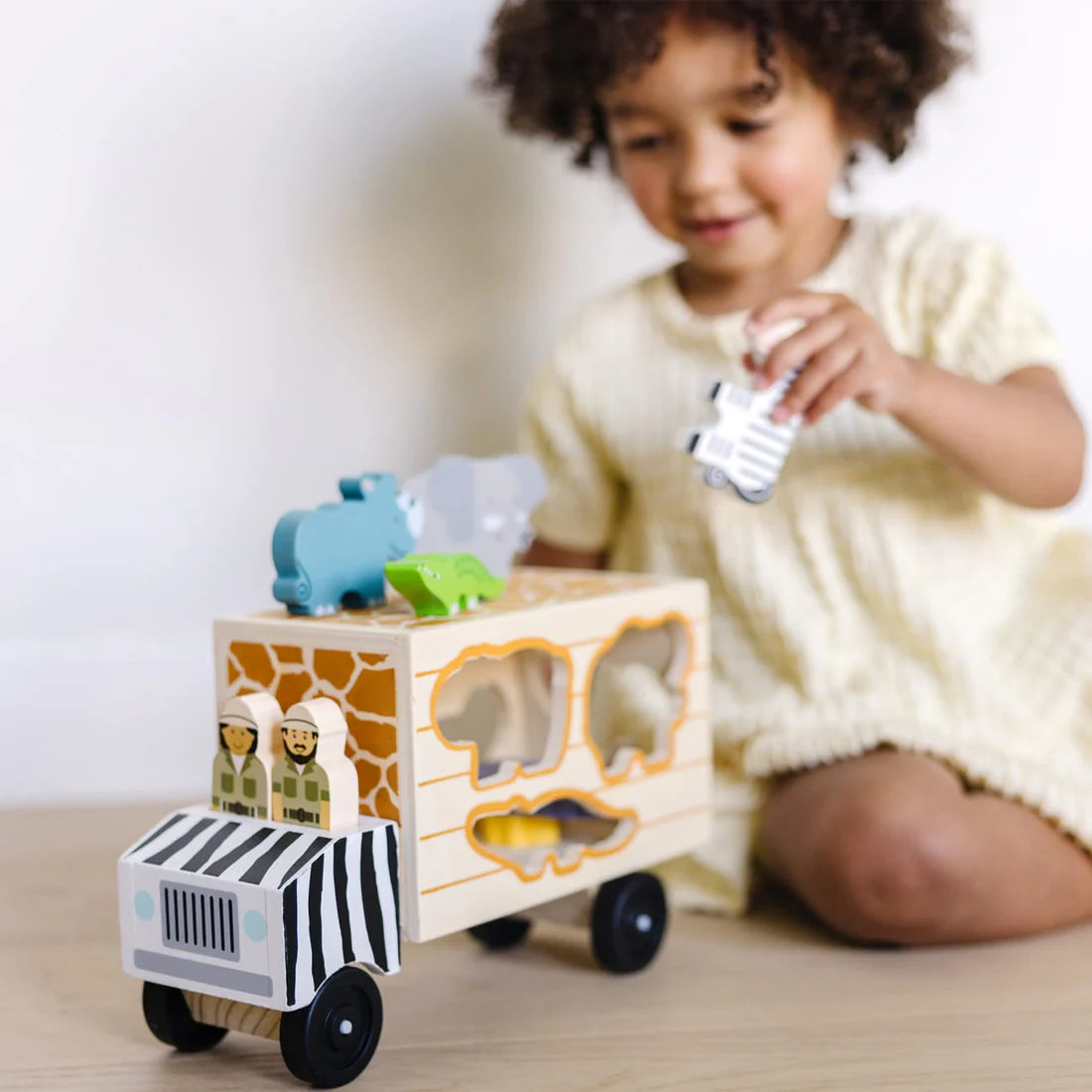 Melissa & Doug – Animal Rescue Shape Sorting Truck Close Up